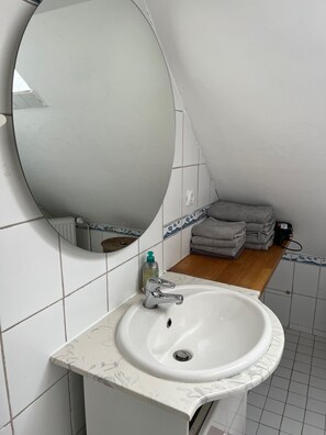 Haartrockner, Handtücher, Toilettenpapier