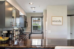 Appart'hôtel, plusieurs lits, balcon, vue jardin (Peaceful Resort Condo) | Cuisine privée | Réfrigérateur, micro-ondes, four, plaque de cuisson