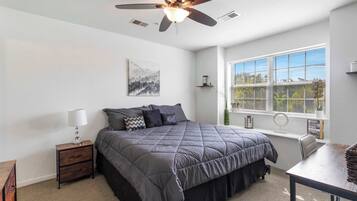 Condo, varias camas, balcón, vista al jardín (Peaceful Resort Condo) | 2 habitaciones, decoración personalizada y muebles diferentes