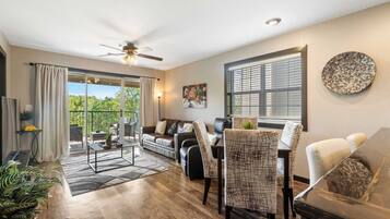 公寓客房, 多張床, 陽台, 花園景觀 (Peaceful Resort Condo) | 起居區 | 42-吋平面電視,提供數位頻道