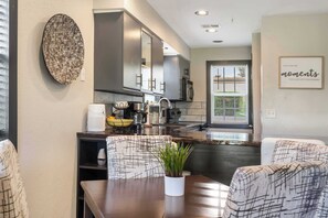 Appart'hôtel, plusieurs lits, balcon, vue jardin (Peaceful Resort Condo) | Cuisine privée | Réfrigérateur, micro-ondes, four, plaque de cuisson