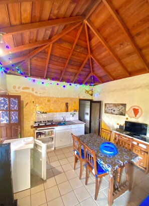 Kjøleskap, kokeplater, kaffetrakter/tekoker og kjøkkenutstyr