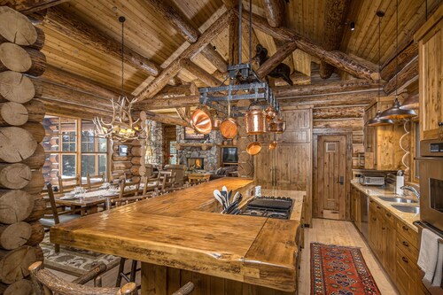 EPIC Ski In/Out Luxury Cabin• Hot Tub, Grill, Privacy + Views!