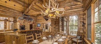 EPIC Ski In/Out Luxury Cabin• Hot Tub, Grill, Privacy + Views!