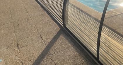 Lumineuse maison dans les dunes, plage de Kerhillio avec son sable fin, piscine