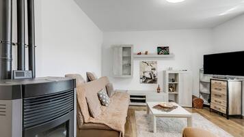 Nhà dành cho gia đình, 2 phòng ngủ (L' angolino di Cannobio) | Khu phòng khách | Smart TV 32-inch có truyền hình cáp, lò sưởi