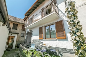 Family House, Multiple Bedrooms (L' angolino di Cannobio) | Outdoor dining - L' Angolino di Cannobio (Cannobio)