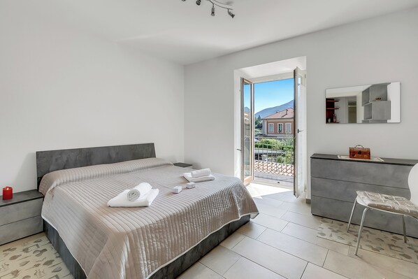 2 bedrooms, laptop workspace, free WiFi, bed sheets - L' Angolino di Cannobio (Cannobio)