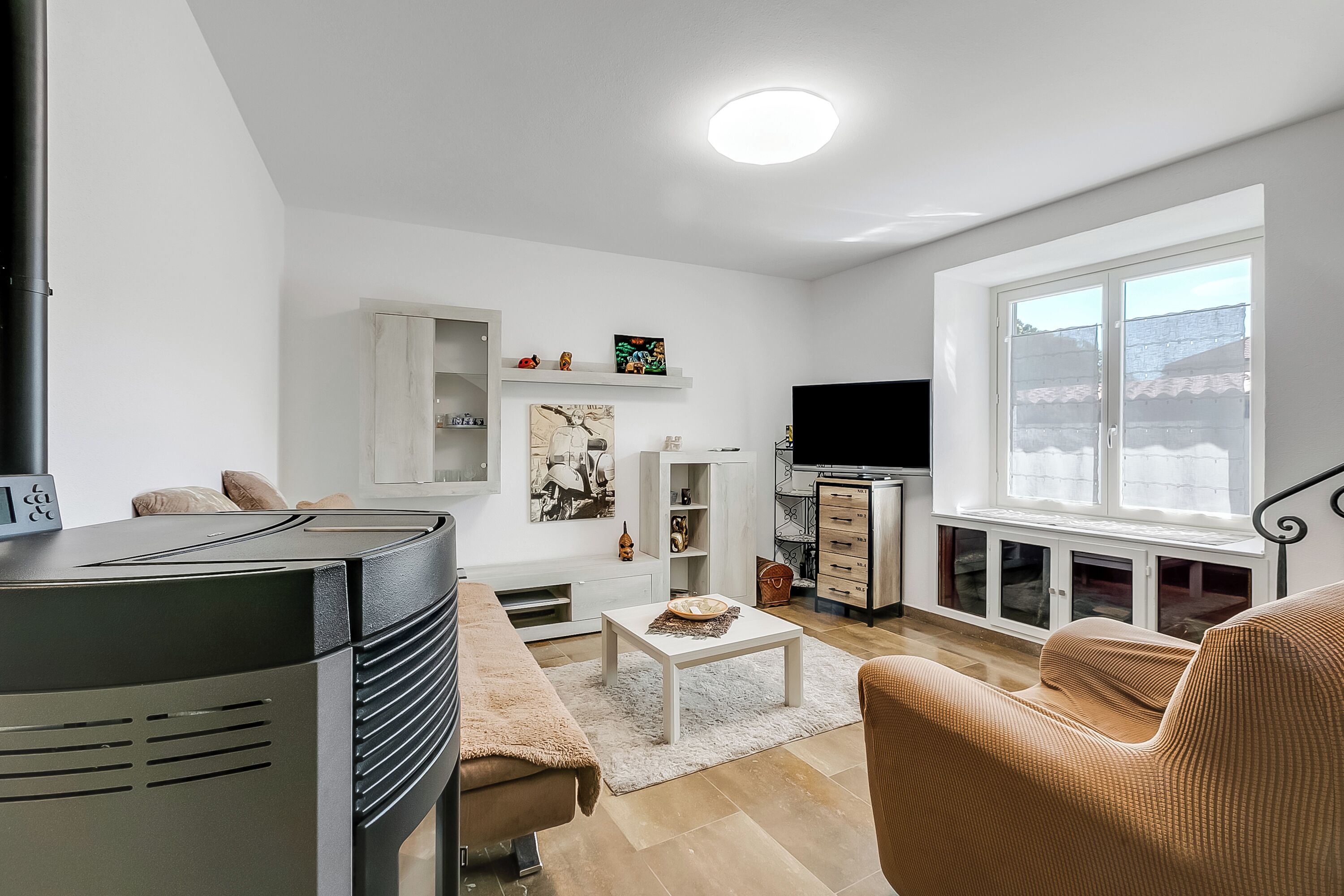 Smart TV 32-inch có truyền hình cáp, lò sưởi 