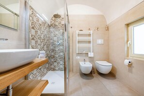 Apartamento família, vários quartos (Civico 72 Monopoli) | Banheiro | Chuveiro, secador de cabelo, bidê, toalhas de banho