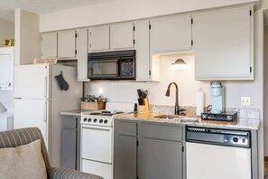 Condo, nhiều giường, sân hiên, quang cảnh sân golf (Pond View Serenity) | Bếp riêng | Tủ lạnh, lò vi sóng, lò nướng, bếp nấu 