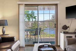 Condo, nhiều giường, sân hiên, quang cảnh sân golf (Pond View Serenity) | Khu phòng khách | TV màn hình phẳng 42-inch có truyền hình kỹ thuật số 