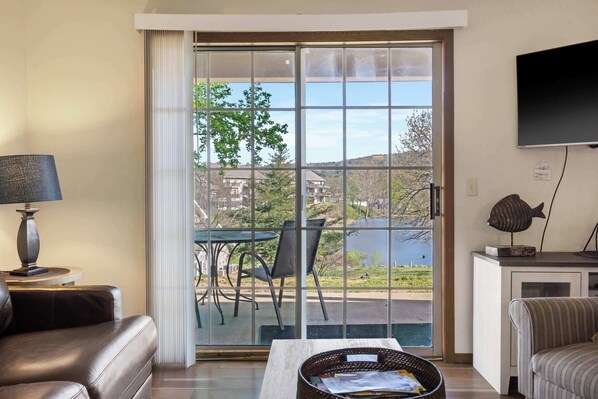 Condo, varias camas, patio, vista al campo de golf (Pond View Serenity) | Área de sala de estar | Televisión de pantalla plana de 42 pulgadas con canales digitales