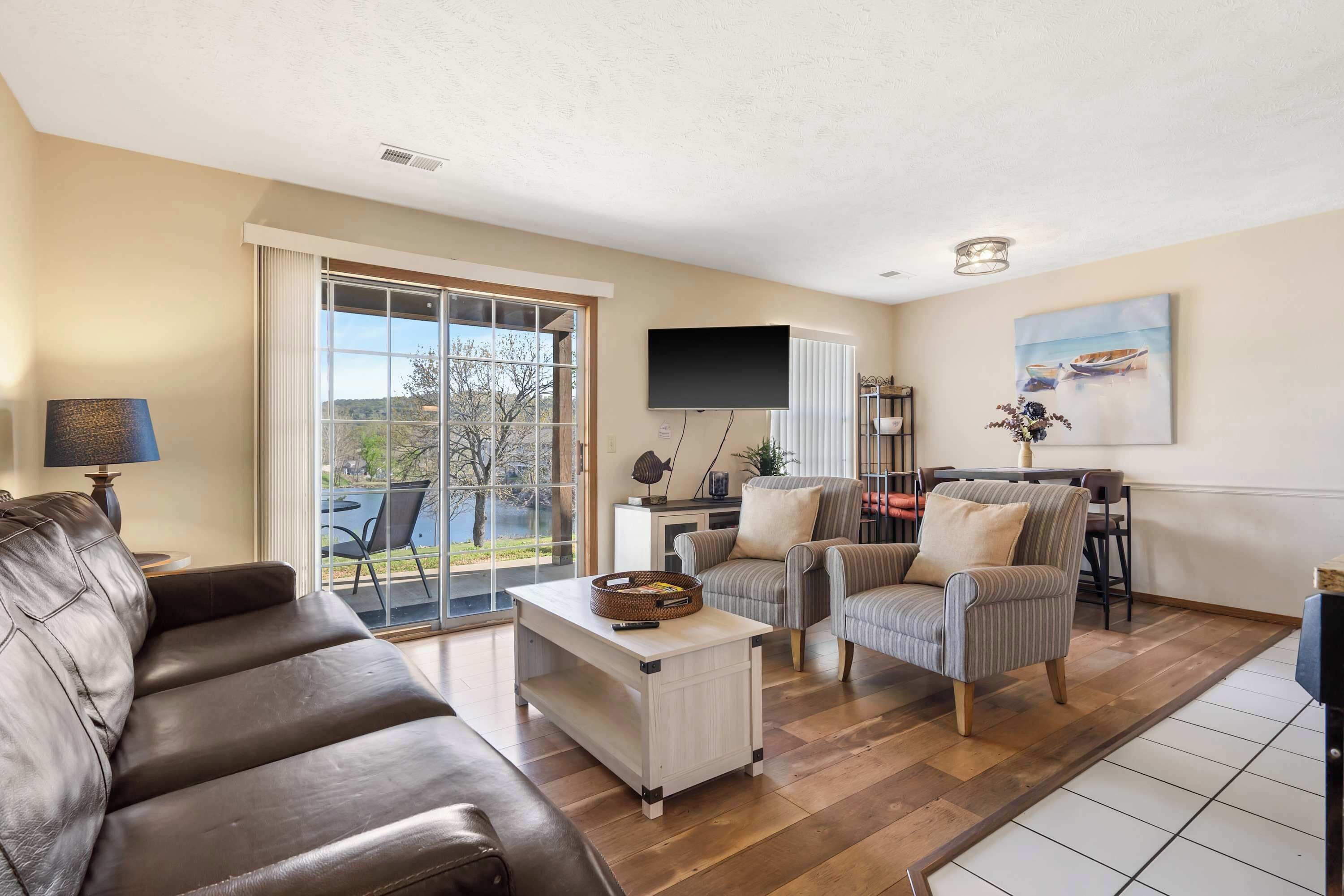 Apartment, Mehrere Betten, Terrasse, Blick auf den Golfplatz (Pond View Serenity) | Wohnbereich