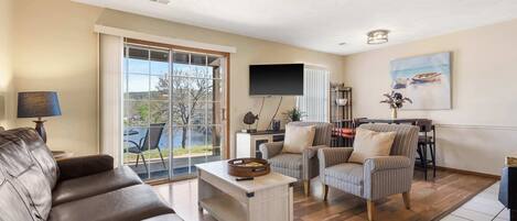 Apartment, Mehrere Betten, Terrasse, Blick auf den Golfplatz (Pond View Serenity) | Wohnbereich