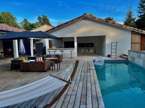 Grande maison de campagne avec piscine et cuisine d’été – Périgord