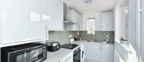House, 2 Bedrooms | Private kitchen | Full-size fridge, microwave, oven, stovetop