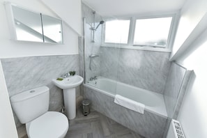 Casa, 2 habitaciones | Baño | Tina con regadera, amenidades de baño gratuitas, secadora de cabello