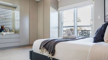 4 habitaciones, tabla de planchar con plancha, wifi y ropa de cama