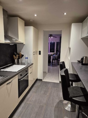 Micro-ondes, four, plaque de cuisson, lave-vaisselle