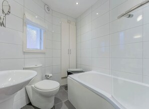 Haartrockner, Handtücher, Toilettenpapier