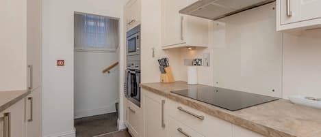 Micro-ondes, four, plaque de cuisson, lave-vaisselle