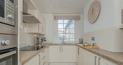 Luxury Apartment, City Break, 4A City Cottage Central Chester