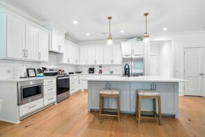 冷蔵庫、電子レンジ、オーブン、コンロ