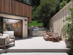 Outdoor dining - Oeste Avenue - Chic & Serene | Mid-Century Vibes (Studio City)