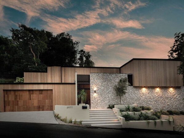 Exterior - Oeste Avenue - Chic & Serene | Mid-Century Vibes (Studio City)