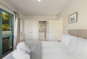 3 habitaciones, tabla de planchar con plancha, wifi y ropa de cama