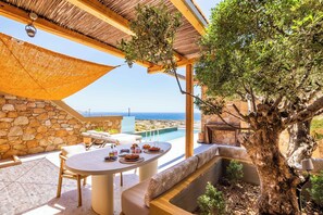 Classic Villa, 1 Bedroom, Sea View | Dining room