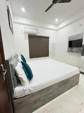 Deluxe-Doppelzimmer, Balkon, Stadtblick | Bettwäsche aus ägyptischer Baumwolle, hochwertige Bettwaren
