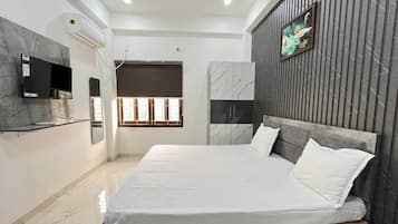 Deluxe Double Room, Balcony, City View | Egyptian cotton sheets, premium bedding, down duvets