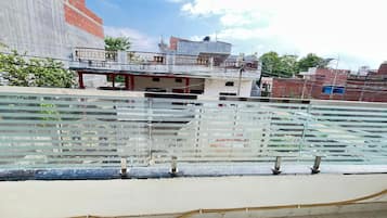 Deluxe Double Room, Balcony, City View | Bathroom | Towels, soap, shampoo, toilet paper