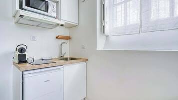 Een koelkast, een kookplaat, een koffiezetapparaat/waterkoker