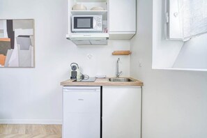 Fridge, stovetop, coffee/tea maker, toaster