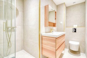 Shower, hair dryer, shampoo - Studio climatisé au calme - proche Batignolles (Paris)