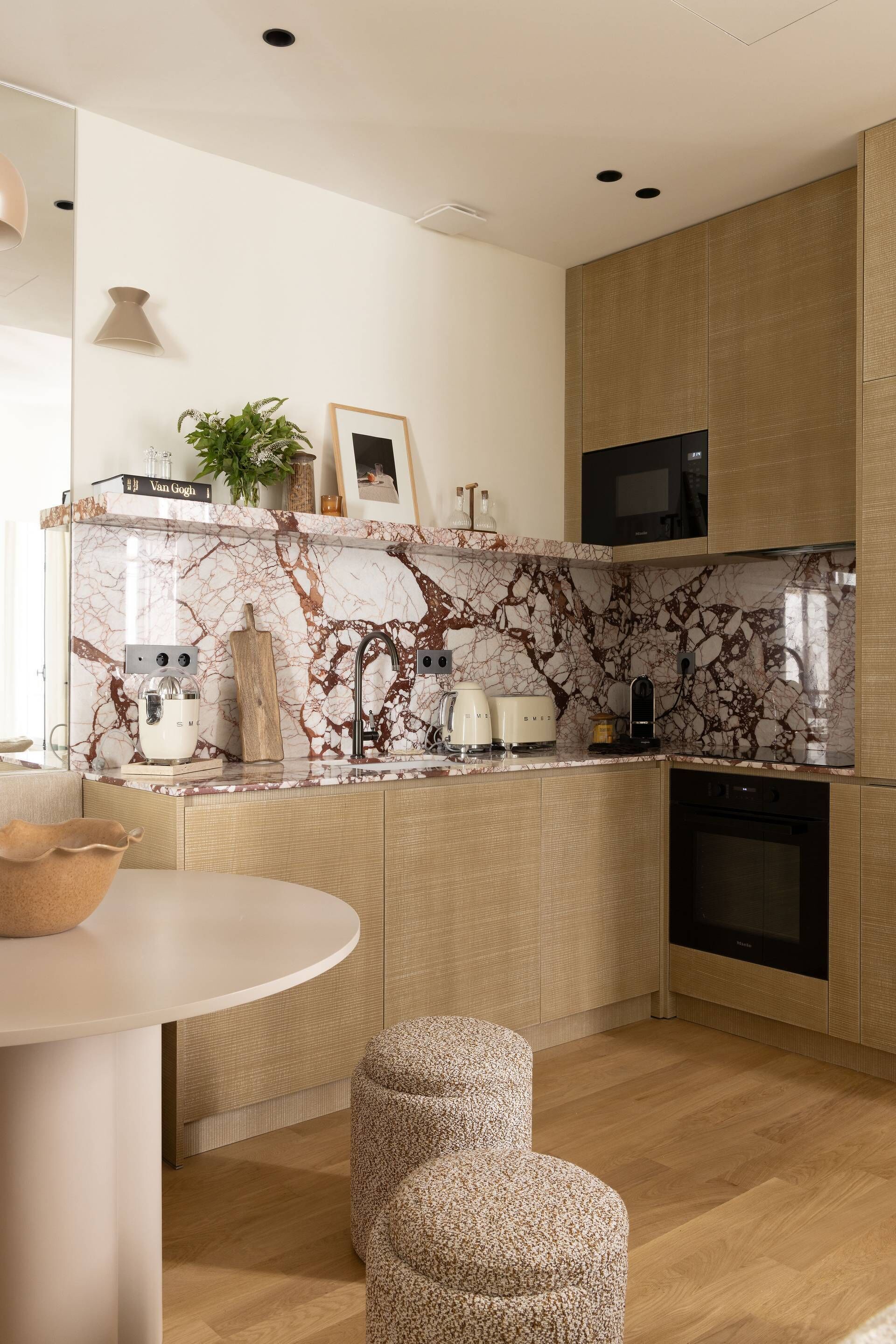 Een koelkast, een microgolfoven, een vaatwasser