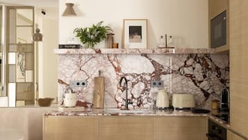 Refrigerador, microondas, lavavajillas y cafetera y tetera