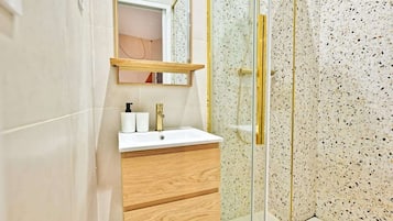 Douche, sĂšche-cheveux, shampoing