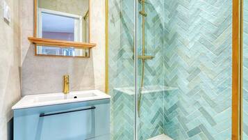 Shower, hair dryer, shampoo