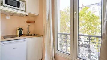 Fridge, microwave, stovetop, coffee/tea maker