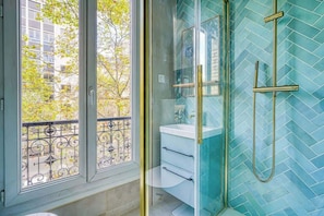 Douche, sèche-cheveux