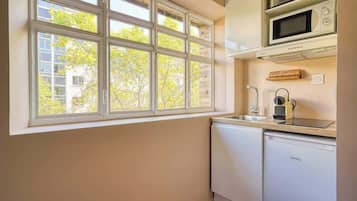 Frigorifero, microonde, piano cottura, macchina per tè/caffè