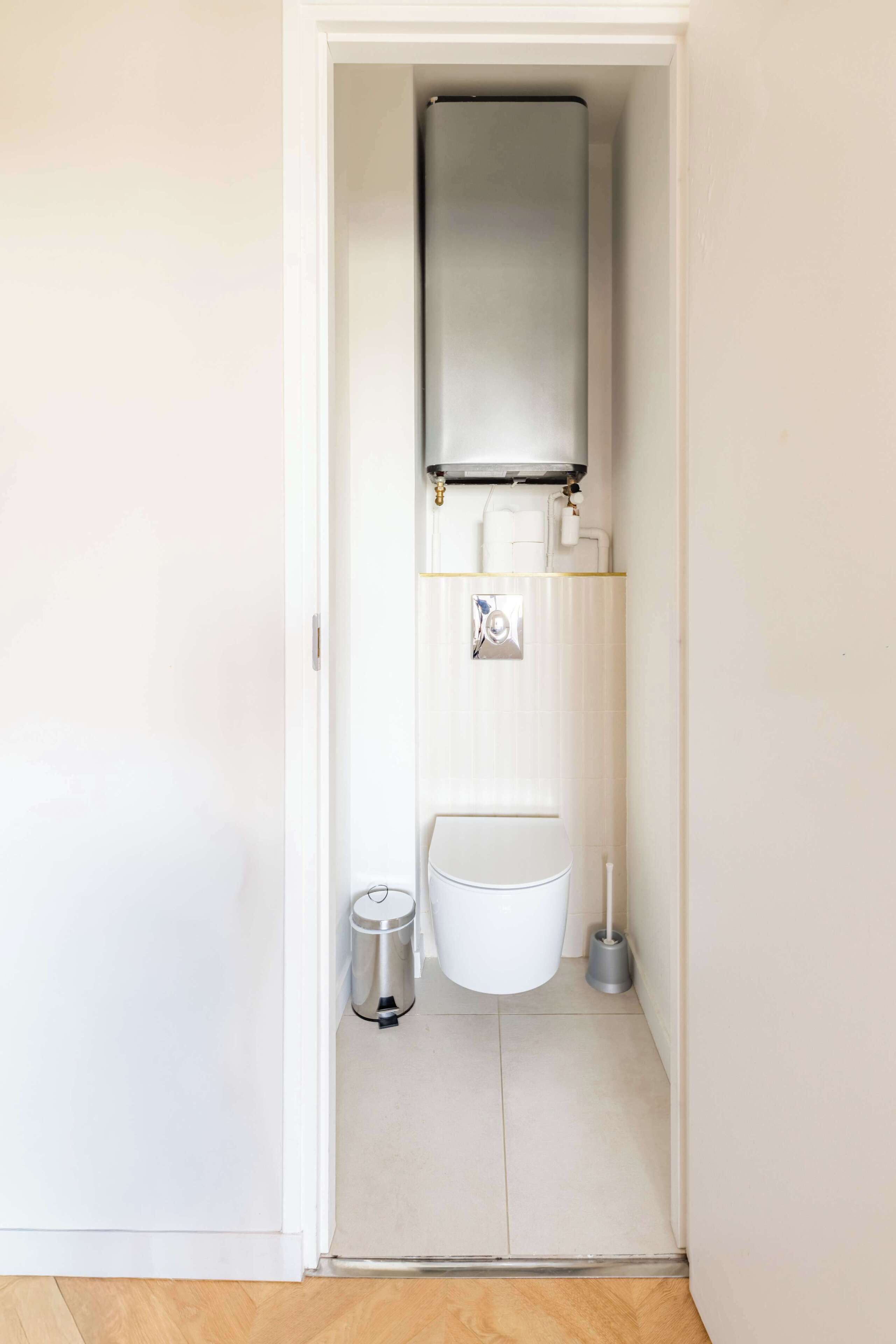 Een douche, een haardroger, shampoo