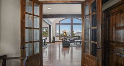 Top of the World! Luxury Only Minutes from Town! Hike From the front Door! Views