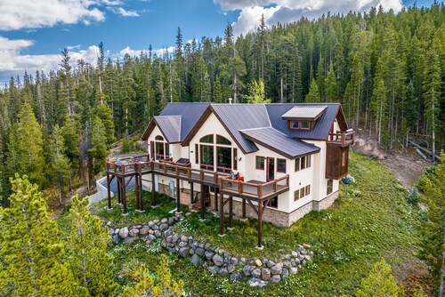 Top of the World! Luxury Only Minutes from Town! Hike From the front Door! Views
