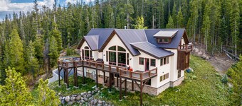 Top of the World! Luxury Only Minutes from Town! Hike From the front Door! Views