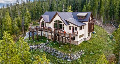 Top of the World! Luxury Only Minutes from Town! Hike From the front Door! Views